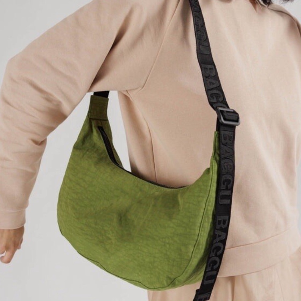BAGGU Medium Crescent Bag in Avocado